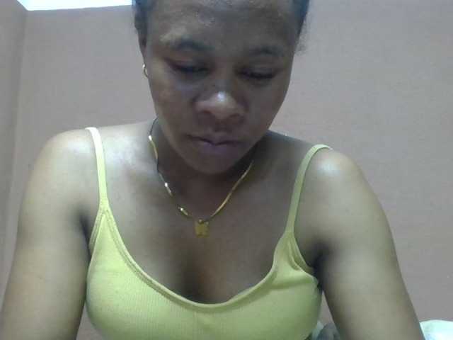 Elynah1a live cam on BongaCams