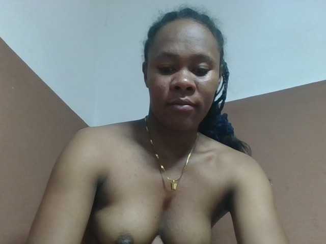 Elynah1a live cam on BongaCams