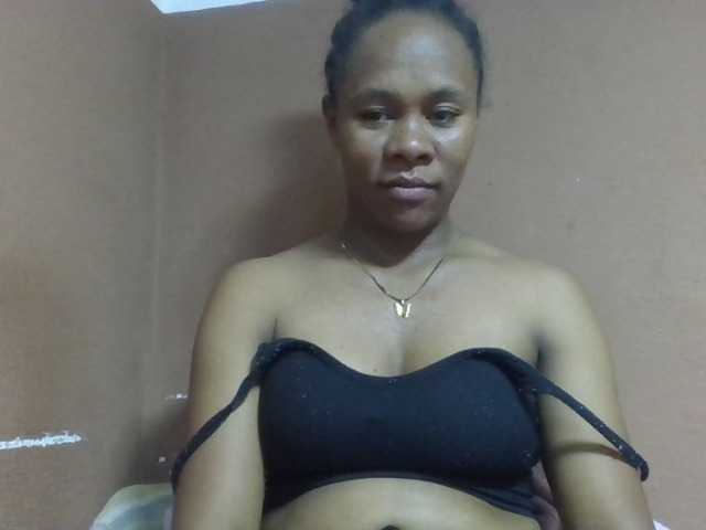 Elynah1a live cam on BongaCams