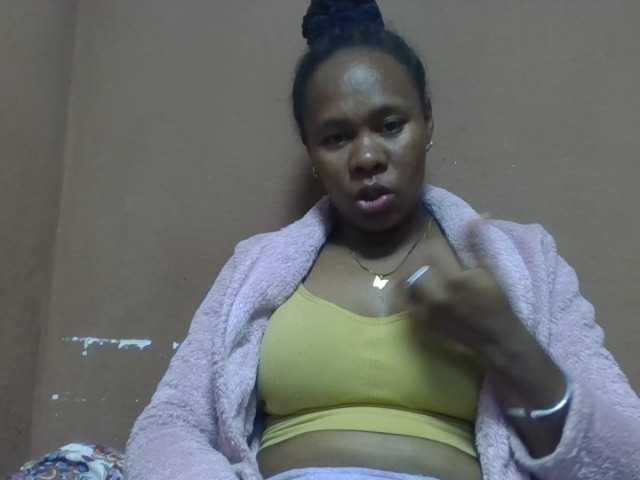 Elynah1a live cam on BongaCams