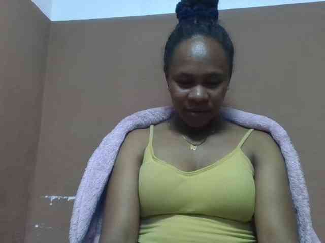 Elynah1a Live Webcam on BongaCams