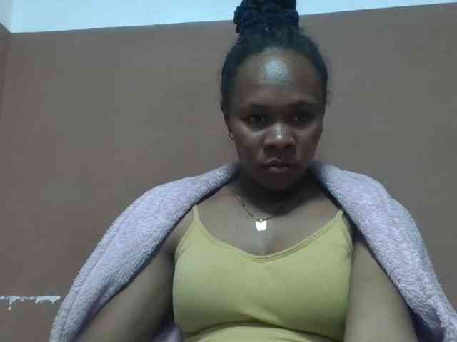 Elynah1a Live Webcam on BongaCams