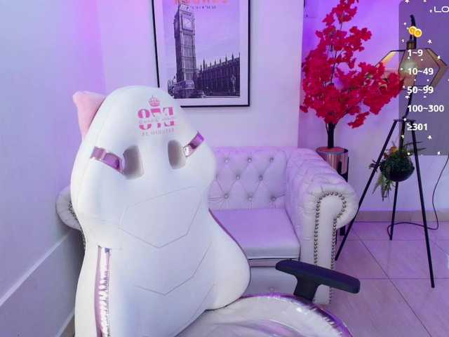 Carolina-cherry live cam on BongaCams
