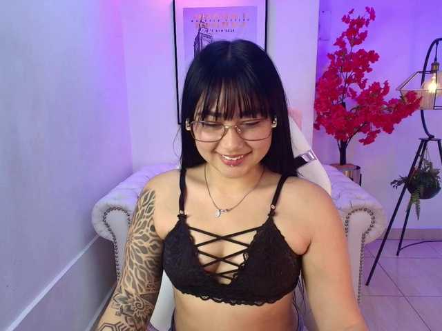 Carolina-cherry live cam on BongaCams