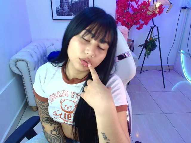Carolina-cherry live cam on BongaCams