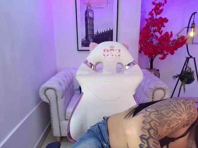 Carolina-cherry Live Webcam on BongaCams