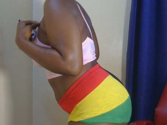 PrettyAchy live cam on BongaCams