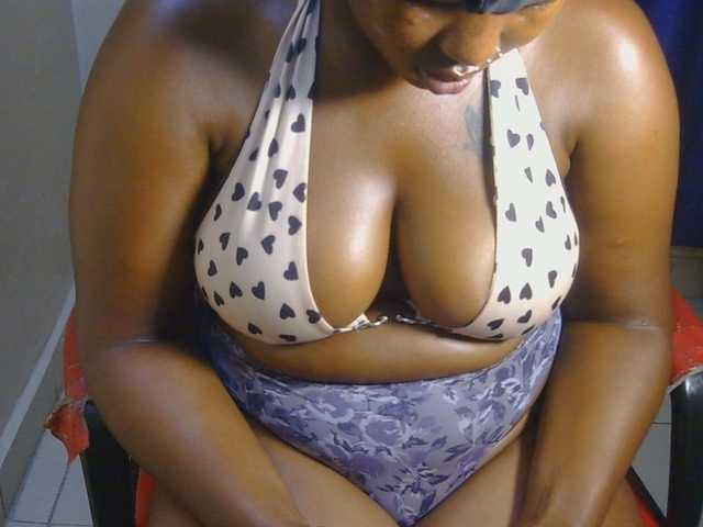 PrettyAchy live cam on BongaCams