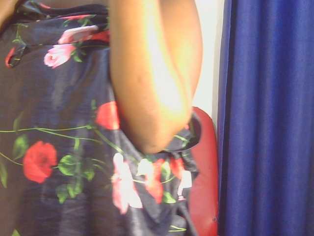 PrettyAchy live cam