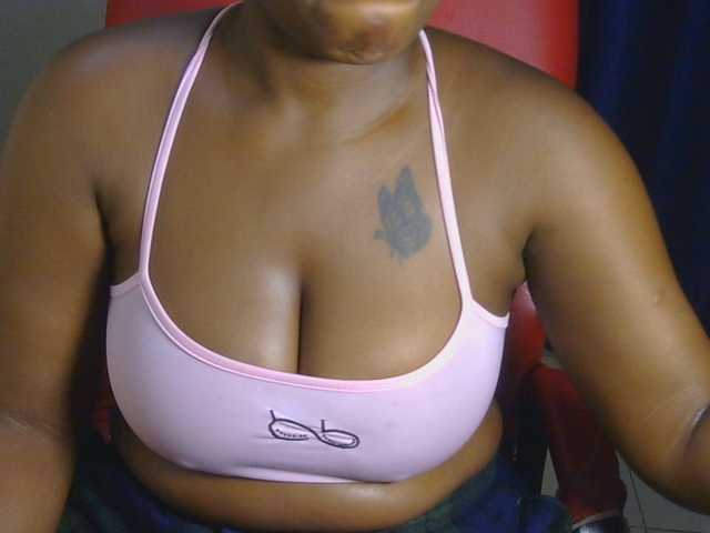PrettyAchy live cam on BongaCams
