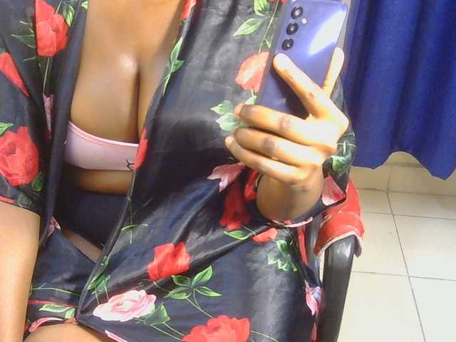 PrettyAchy live cam on BongaCams