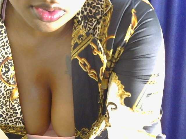 PrettyAchy live cam on BongaCams