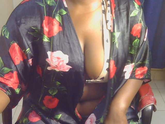 PrettyAchy live cam