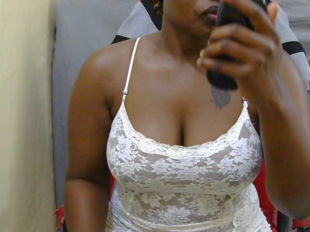 PrettyAchy live cam on BongaCams