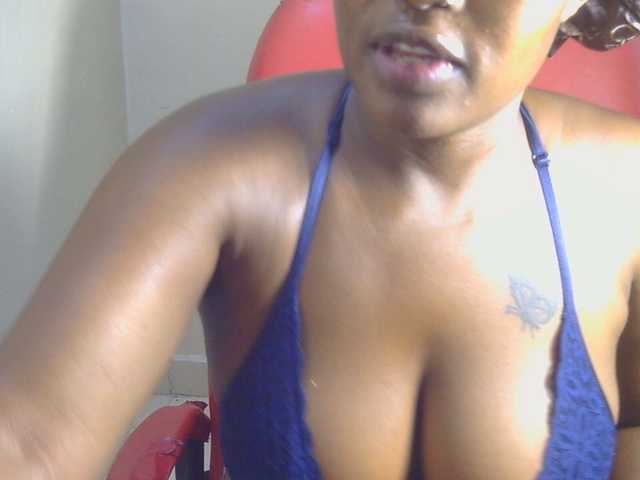 PrettyAchy live cam on BongaCams