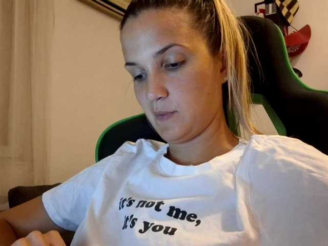 lean-cheeky live cam on BongaCams