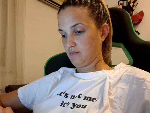 lean-cheeky live cam on BongaCams
