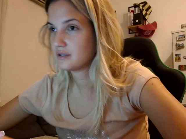 lean-cheeky webcam