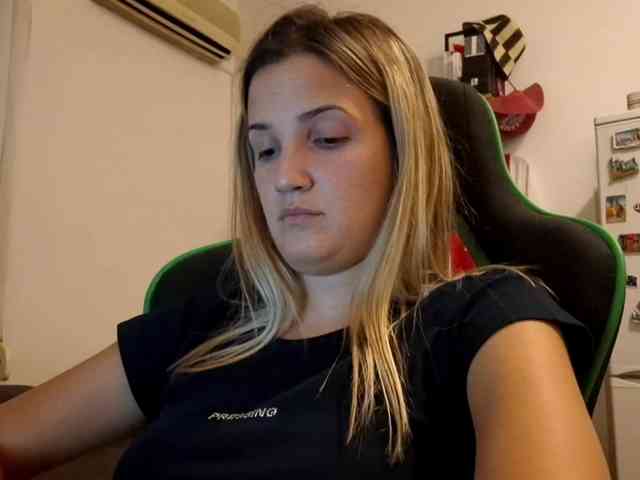lean-cheeky webcam