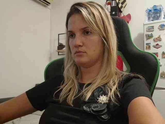 lean-cheeky webcam