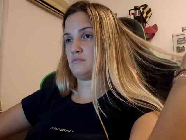lean-cheeky webcam