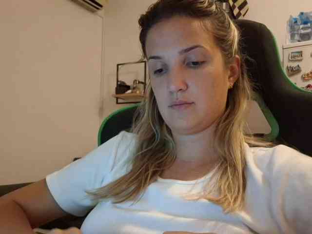 lean-cheeky webcam