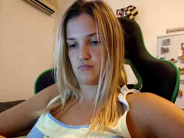 lean-cheeky webcam
