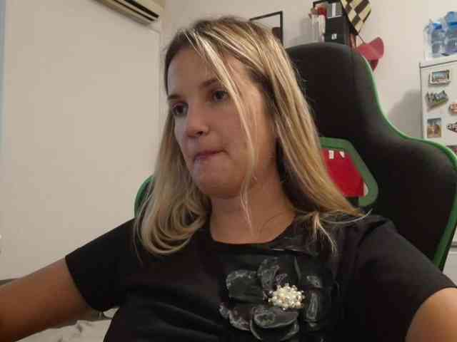 lean-cheeky webcam