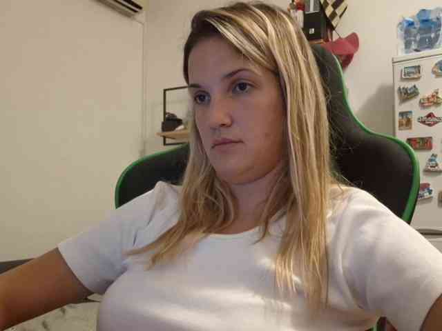 lean-cheeky webcam