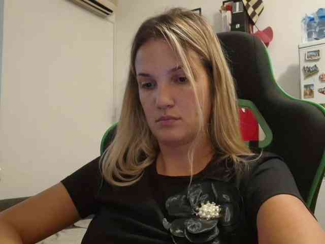 lean-cheeky webcam