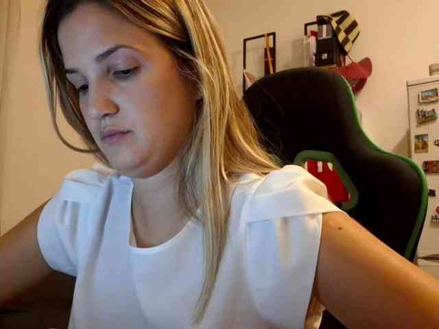 lean-cheeky webcam