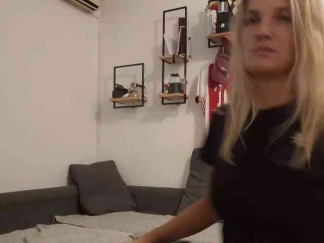 lean-cheeky webcam