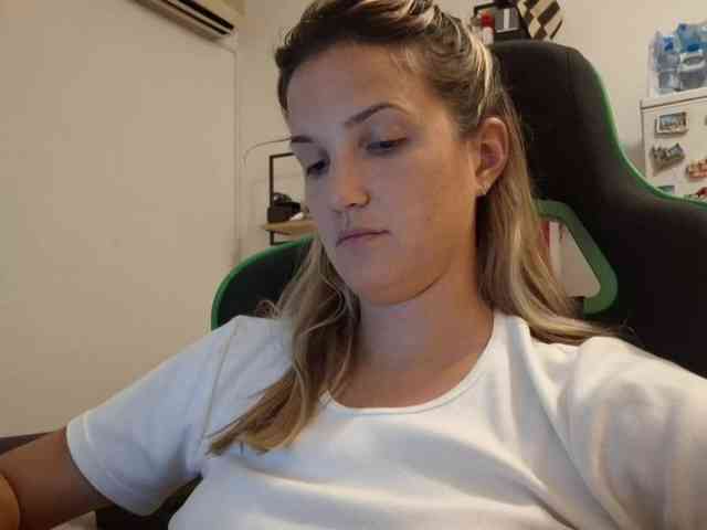 lean-cheeky webcam