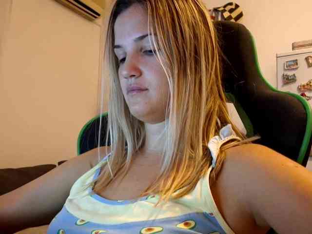 lean-cheeky webcam