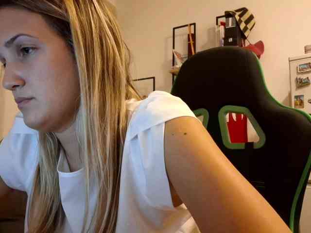 lean-cheeky webcam