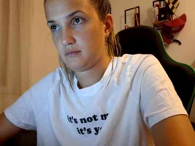lean-cheeky webcam