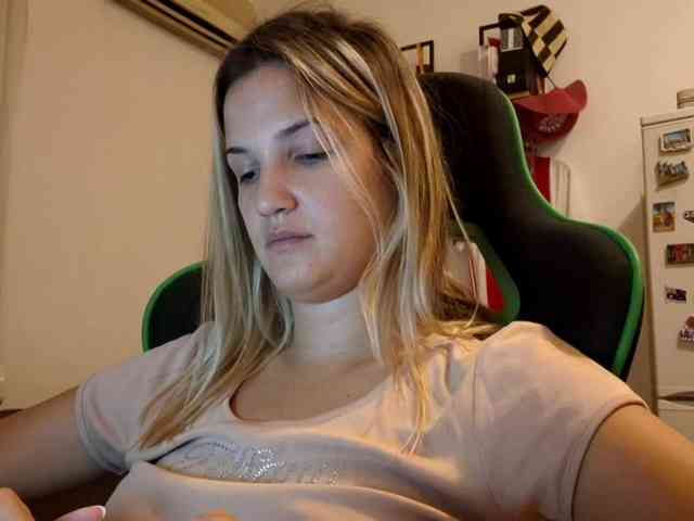 lean-cheeky webcam