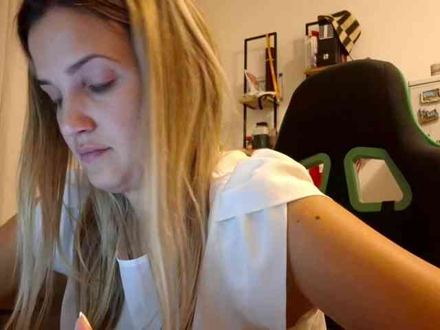 lean-cheeky webcam