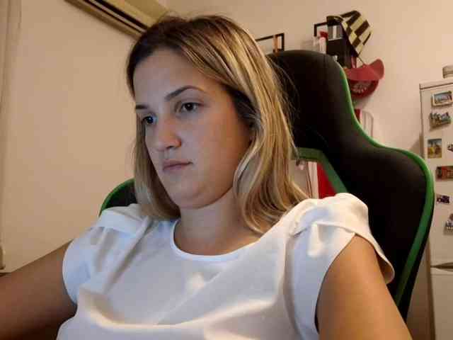 lean-cheeky webcam