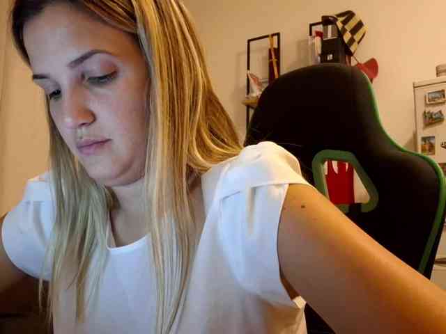 lean-cheeky webcam