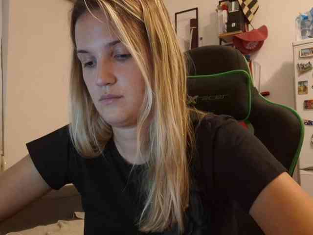 lean-cheeky webcam