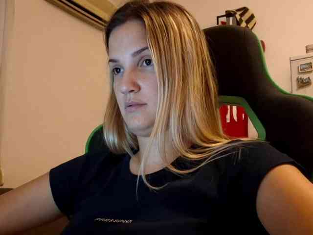 lean-cheeky webcam