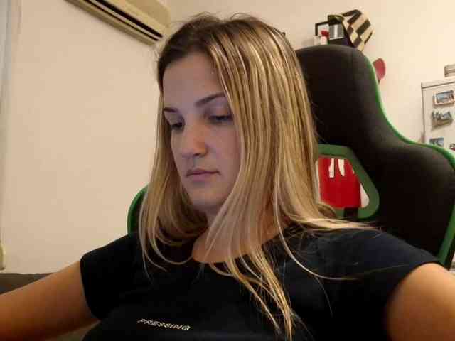 lean-cheeky webcam