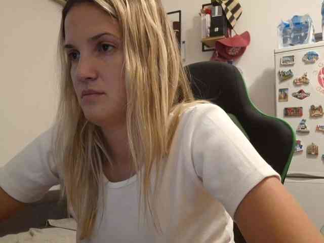 lean-cheeky webcam