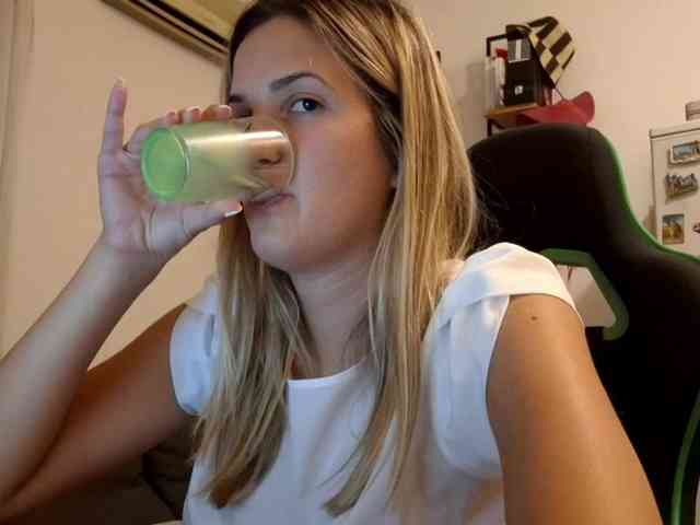 lean-cheeky webcam