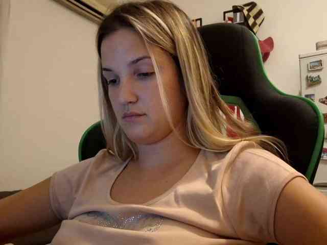 lean-cheeky webcam