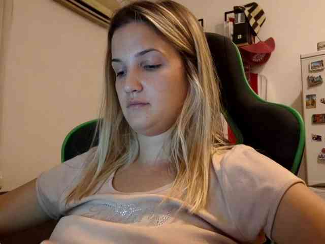 lean-cheeky webcam