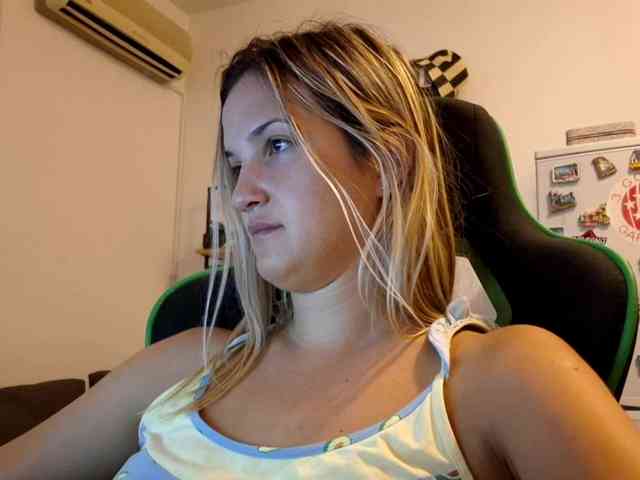 lean-cheeky webcam