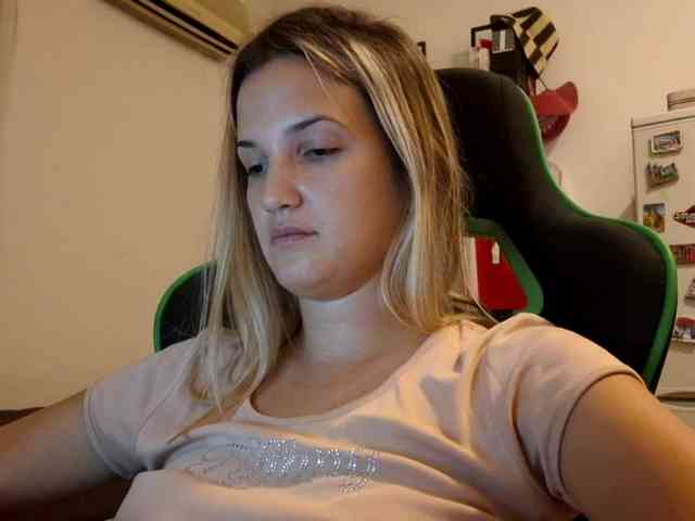 lean-cheeky webcam