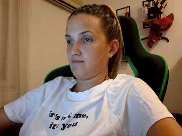 lean-cheeky webcam